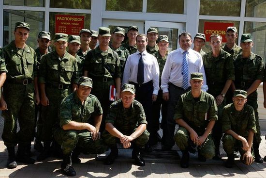 Дмитрий Медведев (в центре) на российской военной базе в Гудауте, 8 августа 2010 года
