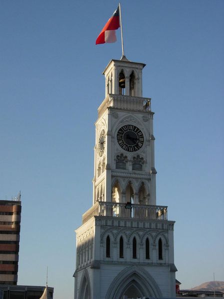 Башня с часами на площади Артуро Прат