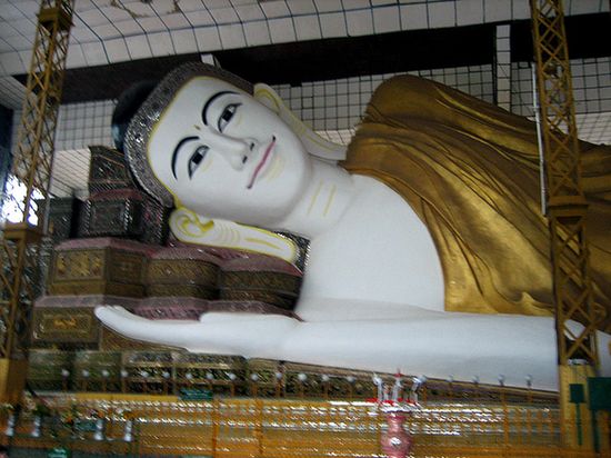 54-метровый лежащий Будда Шветальяун, поставленный в 994 королем Мигадепой