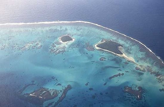 Многие острова в архипелаге окружены коралловыми рифами.