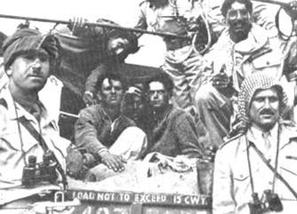 Майор Арабского Легиона Абдула Телль с пленными защитниками Гуш-Эциона; ~ 13 мая 1948