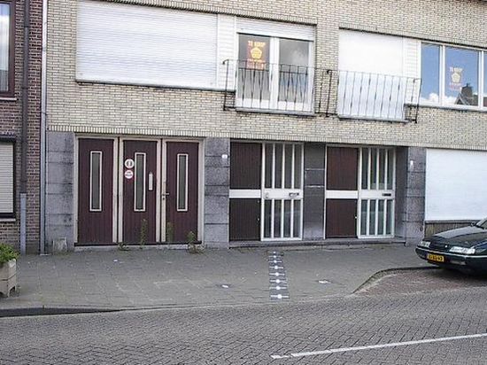 Дом, который находится одновременно и в Бельгии, и в Нидерландах. Государственная граница обозначана белой тротуарной плиткой