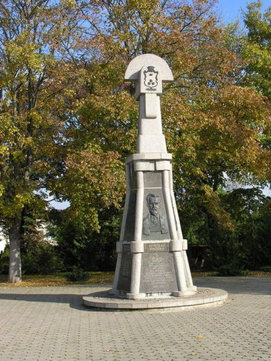 Памятник профессорам Миколасу, Вацловасу и Виктору Биржишкам