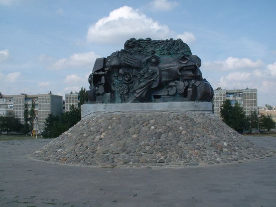 Монумент жертвам депортации в декабре 1943 года, автор Эрнст Неизвестный