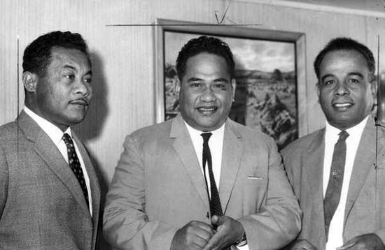 Первый президент Науру (в центре)