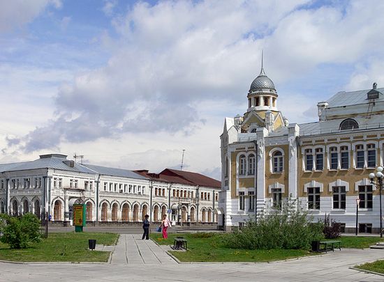 ул. Советская, справа — Городской драматический театр