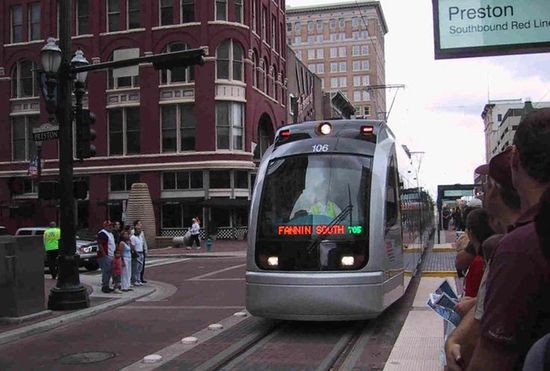 Хьюстонский скоростной трамвай в даунтауне