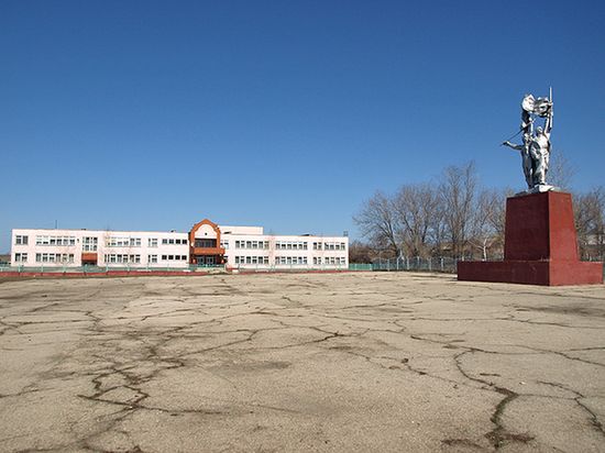 Школа и памятник