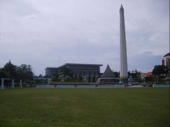 Памятник героям — неофициальный символ Сурабаи