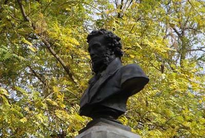 Памятник А. С. Пушкину в центре Ашхабада, был установлен ещё в царское время.