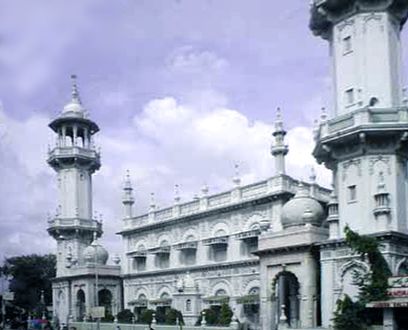 Мумбаи — город множества вероисповеданий. Джама-Масджид — самая старая и большая мечеть города.