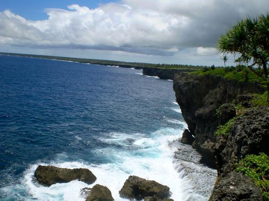 На некоторых островах Тонга берега довольно обрывистые.