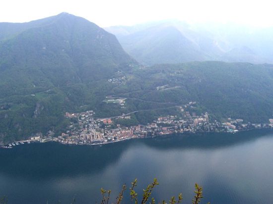 Вид Кампионе-д’Италия с противоположного берега озера Лугано