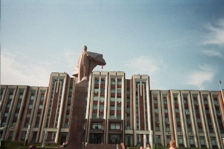 Здание Верховного Совета ПМР в Тирасполе. На переднем плане — памятник Ленину В.И.
