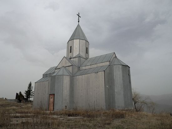 Металлическая церковь на кладбище, на вершине холма