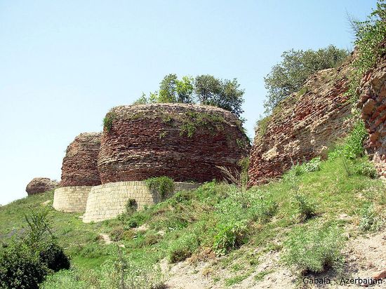 Руины крепостных стен древней Кабалы