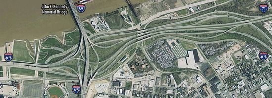 Вид с высоты птичьего полета автострадной развязки «Кеннеди», также известной как «Спагетти-Перекресток».