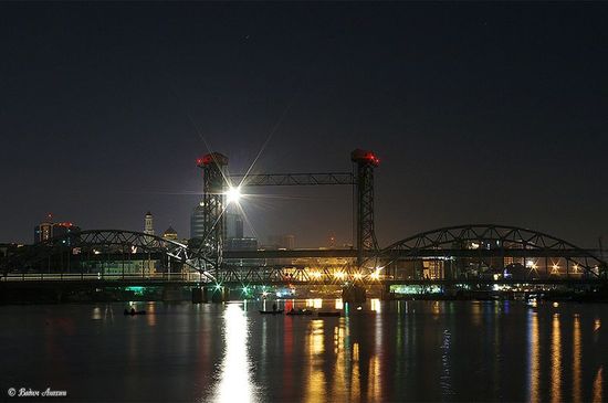 Ночной вид на подъёмный железнодорожный мост