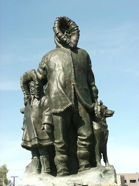 Памятник первым поселенцам в Фэрбенксе