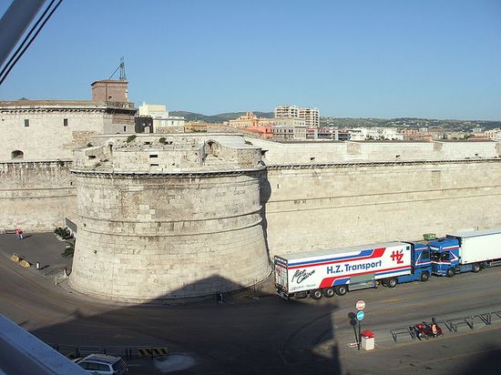 Форт Микеланжело в порту.