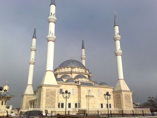 Мечеть имени Кунта-хаджи Кишиева на 5000 человек, расположена в Курчалое.