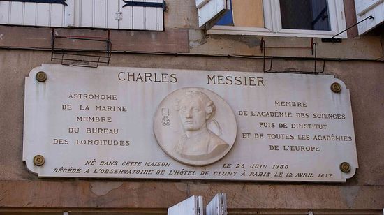Мемориальная доска Шарля Мессье на доме, в котором родился знаменитый астроном.