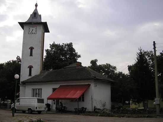 башня с часами, которая ныне изображена на гербе общины