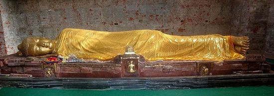 Статуя лежащего Будды внутри Храма Паринирваны, Кушинагар