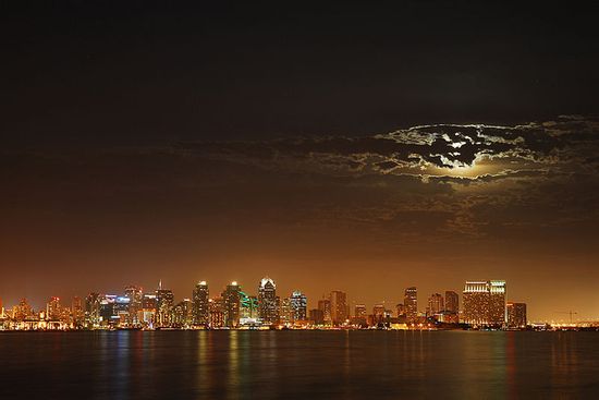 Луна за облаками над Сан-Диего