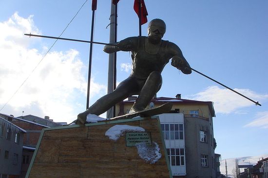Памятник лыжнику при въезде в «гражданскую» часть города