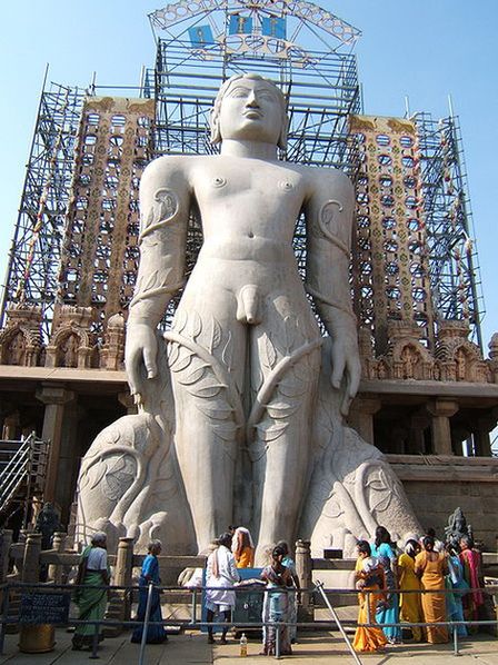 Паломники у подножия статуи Гоматешвары
