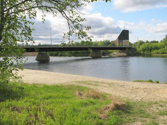 Мост через реку Ивалойоки (трасса E75); на заднем плане — церковь Ивало