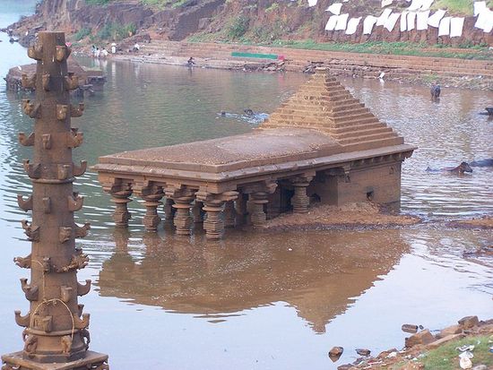 Полузатопленный храм на реке Панчаганга, Колхапур.