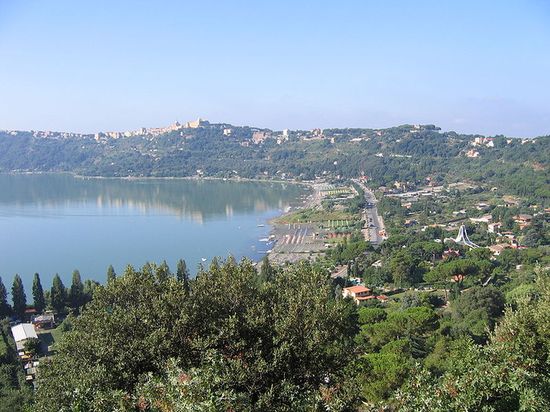 Кастель Гандольфо и озеро Альбано
