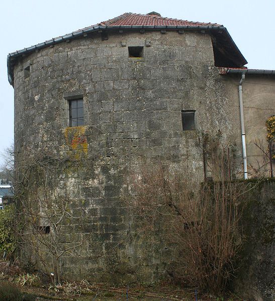 Артиллерийская башня с бойницами Верхнего замка Жермини.