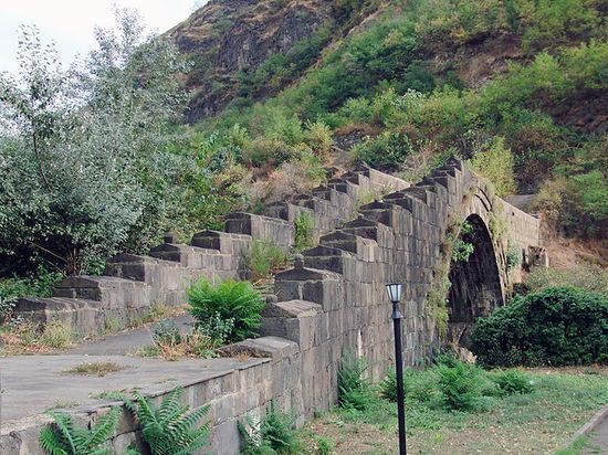Мост Санаин возле Алаверди построен в 1195 году.