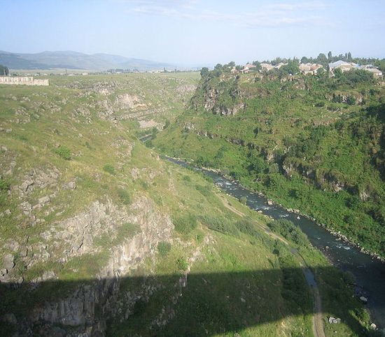 Вид на реку Дзорагет с моста в Степанаван