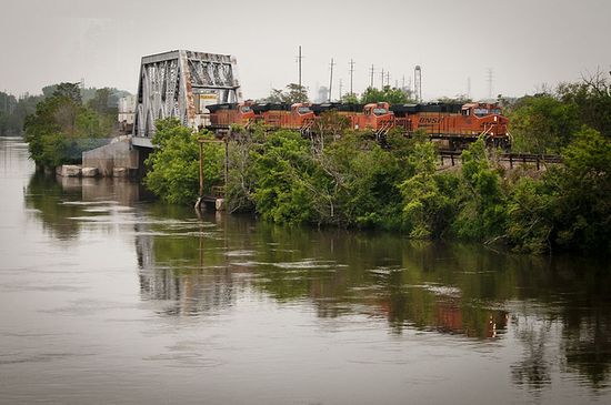Река Дес-Плейнс и железнодорожный мост через канал (2011)