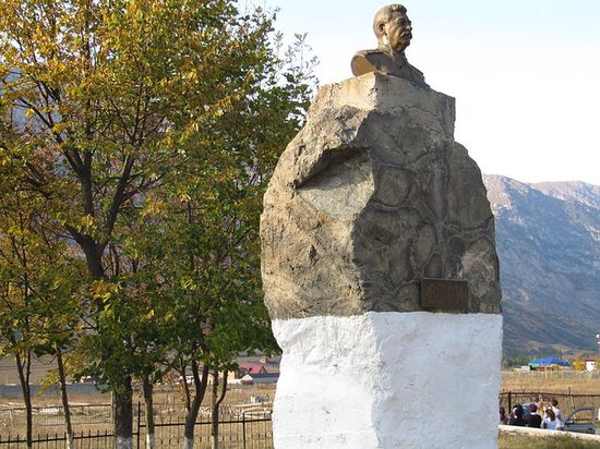 Памятник И. Сталину