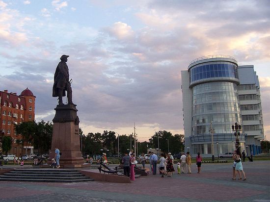 Памятник Петру Великому на городской набережной, проспекте Гужвина (открыт в 2007).