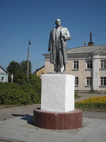 Памятник В. И. Ленину в центре Пудожа.