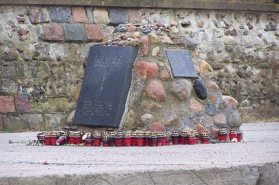 Мемориальный камень в память о расстреле евреев под Пальмникеном в январе 1945 года