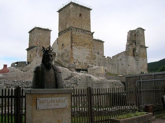 Крепость Дьёшдьёр и памятник королю Лайошу