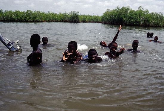 Гамбийские дети купаются в реке
