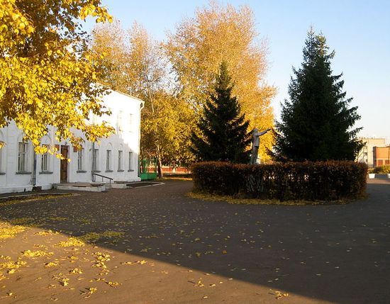 Музыкальная школа и памятник Ленину