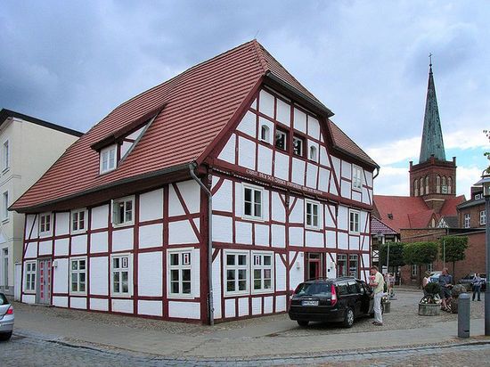 Самый старый (1538 г.) дом в Бергене-на-Рюгене, и позади церковь Святой Марии