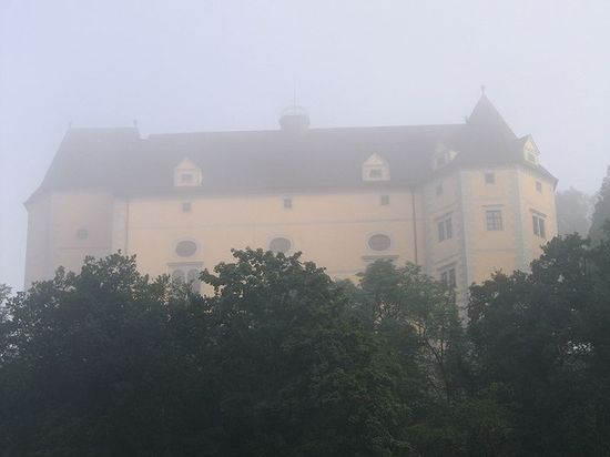 Замок Грайнбург в утреннем тумане
