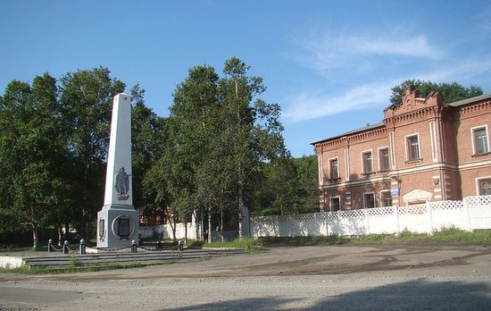 Памятник ВОВ и казарма на въезде в Раздольное