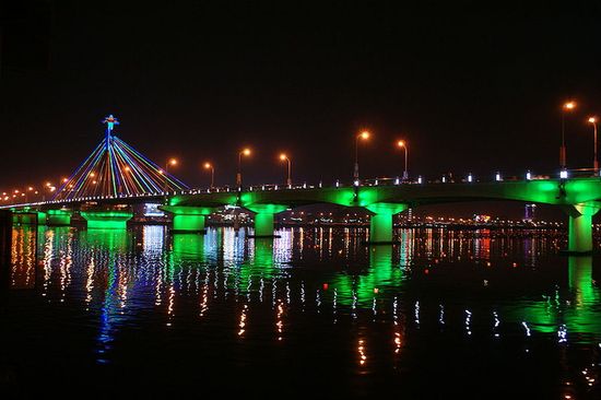 Мост через реку Хан — символ Дананга