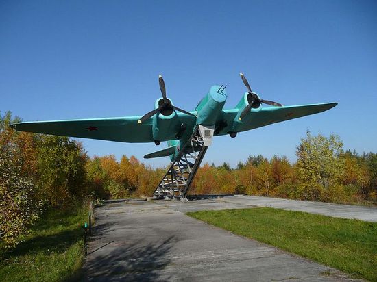 Самолет-памятник воинам-киркенесцам. Макет самолёта СБ